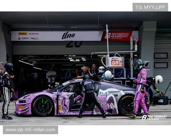 赛车手极限超车三连杀,现场解说员直接吼破音 赛车手极限超车三连杀,现场解说员直接吼破音