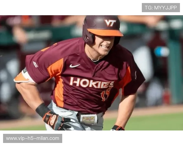 MLB外场冲刺接杀成为赛季最佳回放之一