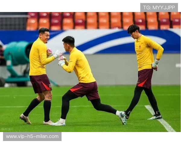 世界级门将深夜练习反应扑救,社媒称其“扑救机器” 世界级门将深夜练习反应扑救,社媒称其“扑救机器”