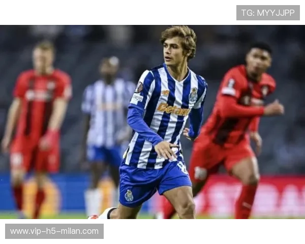 巴黎坎波斯弧线传中瞬间撕裂防线：足球艺术的巅峰时刻